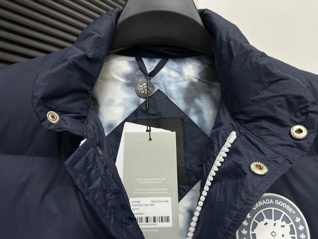 P480 [Canadagoose] Canada Goose White Label Glacier Down Vest Canada Goose's new "Northern Lights Series" down vest Canada Goose's new "Northern Lights" Northern Lights White Label down vest is now available! The light and layered colors give people the feeling of being trapped in the mist around icebergs and glaciers. It can be said to be very dreamy! Original YKK zipper, Size:XS-XXL